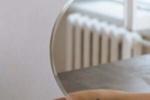 Badspiegel putzen so wird er wirklich klar