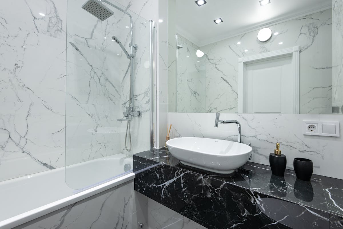 Dusche entkalken · schnell & ohne Chemiekeule