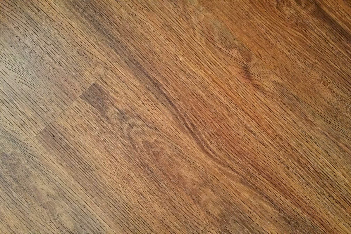 Laminat pflegen · streifenfrei und kratzsicher