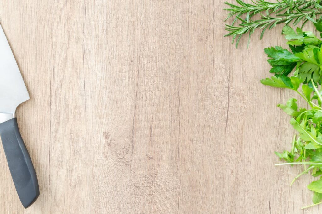 Schneidebrett reinigen | Holz und Plastik im Test