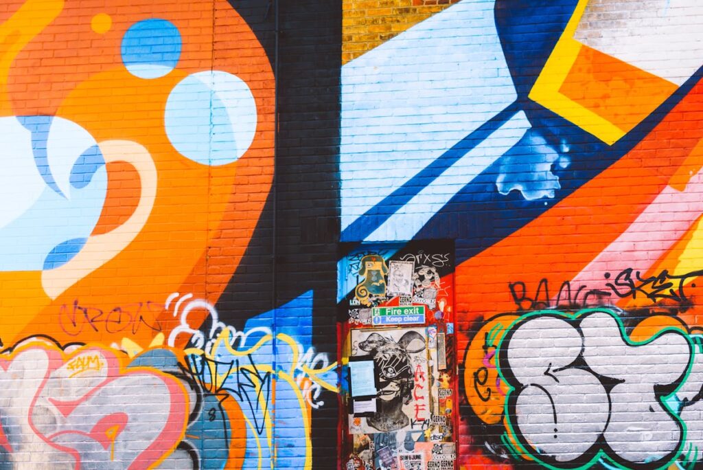 Hauswand von Graffiti befreien – Hausmittel und Chemie