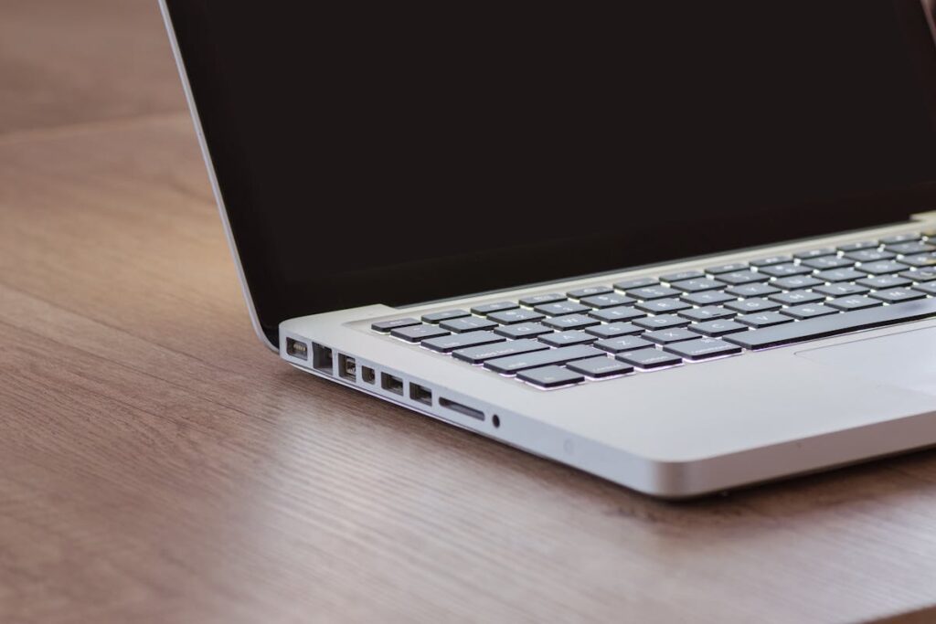 Laptopanschlüsse säubern ► sicher & gründlich
