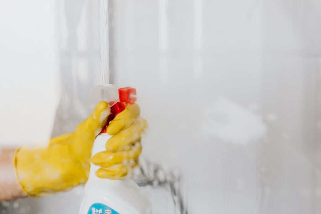 Wasserflecken auf Glas entfernen ► so klappt’s