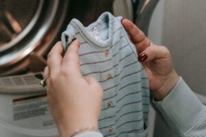 Waschmittelreste auf Kleidung · so bekommst du sie raus