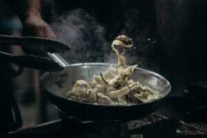 Bratpfanne außen säubern · Eingebranntes entfernen