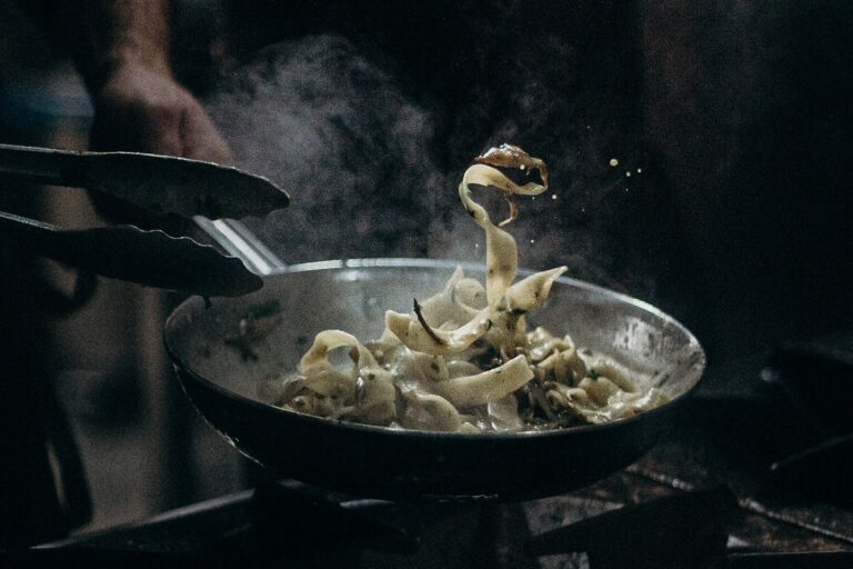 Bratpfanne außen säubern · Eingebranntes entfernen