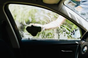 Autofenster streifenfrei putzen | innen und außen