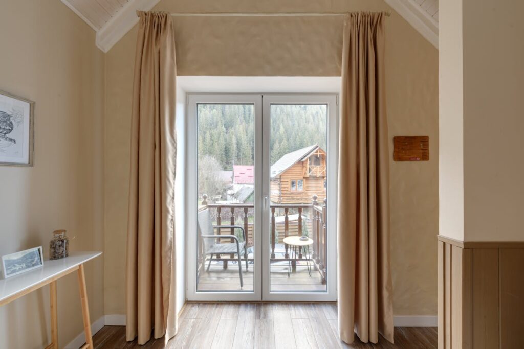 Balkontürrahmen richtig säubern | Innen & außen