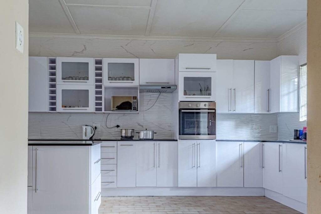 Griffe an Küchenschränken putzen · blitzblank in Minuten