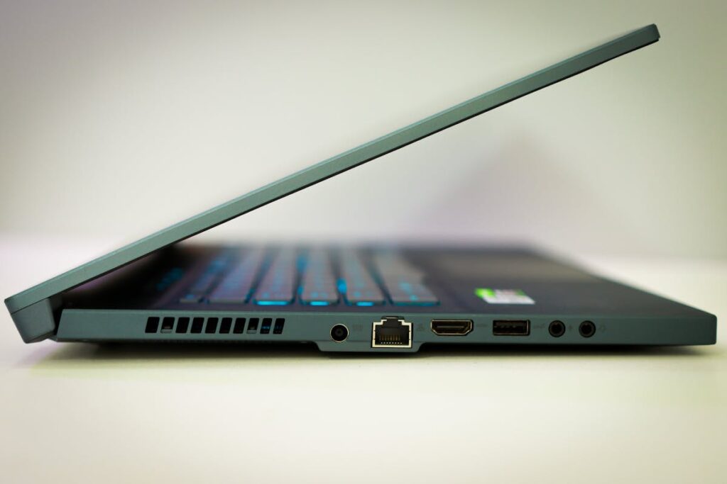 Laptopgehäuse reinigen · ohne Technik zu beschädigen