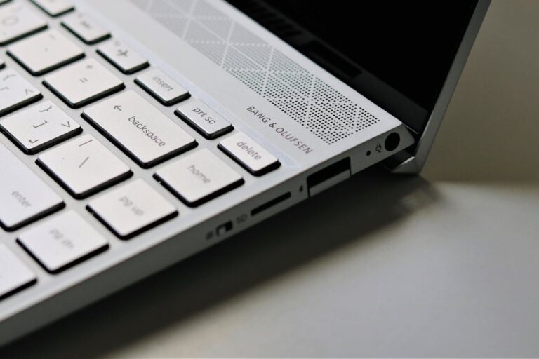 Laptoplautsprecher reinigen · So wird der Sound wieder klar