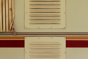 Lüftungsschlitze entstauben · schnell und effektiv