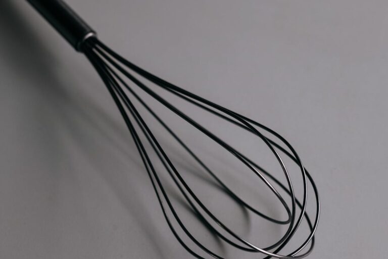 Schneebesen richtig reinigen · Edelstahl oder Silikon