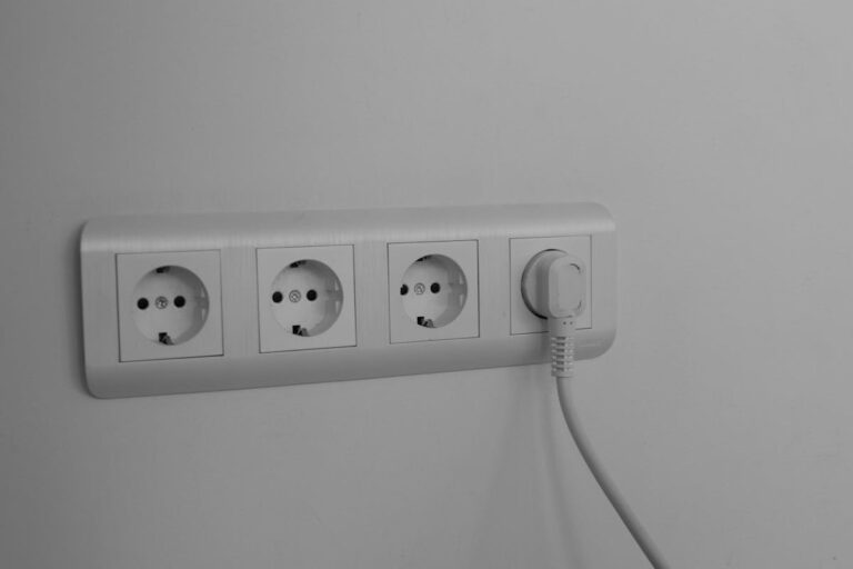 Wandsteckdosen sicher reinigen | ohne Stromschlag