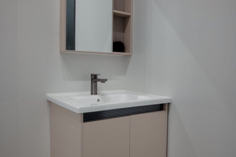 Waschbeckenunterschrank auswischen · ohne Aufwand