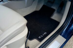 Autofußmatten reinigen | Stoff und Gummi im Vergleich