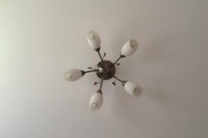 Deckenleuchte entstauben · ohne Möbelrücken