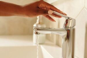 Kalk im Wasserhahn am Perlator entfernen – so geht’s