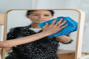 Ofenscheibe mit Asche polieren: So funktioniert das alte Hausmittel