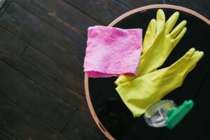 Büroschrankgriffe regelmäßig abwischen · Fingerabdrücke weg