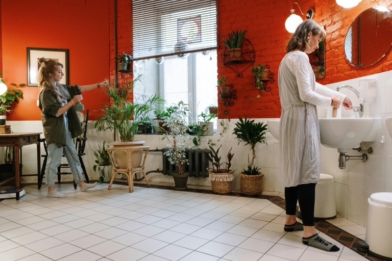 Fugen reinigen ohne teure Chemie – diese Hausmittel wirken am besten