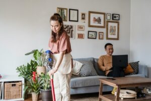Staub in der Tastatur mit Pinsel entfernen · Detailarbeit mit Wirkung