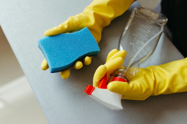 Wischmophalterung säubern · hygienisch verstauen
